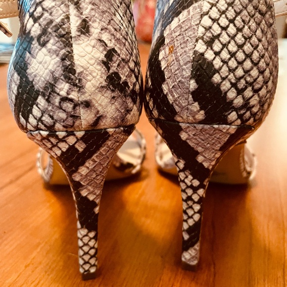 NEW Kaari Blue Snakeskin Embellished Sandals -6.5 - Picture 4 of 8